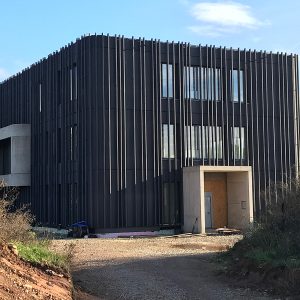 Holzfassade Bürogebäude als Hybridbau